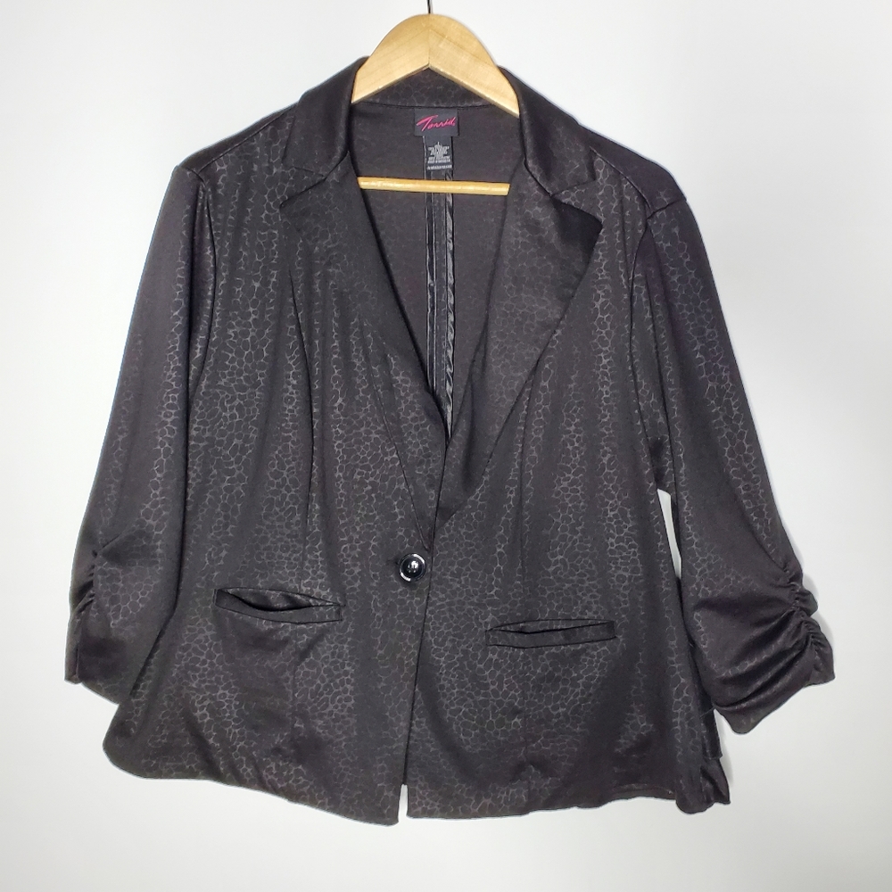 Torrid Black patterned cropped single button ruched sleeve casual blazer